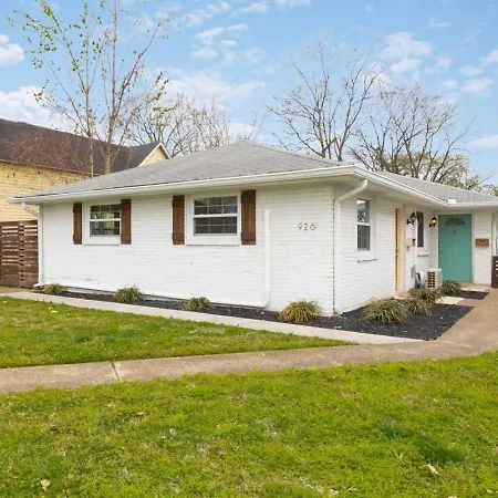 With Fenced In Yard And Firepit, Walk To Coffee And Food Holiday home *
