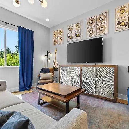 Sounds Like Fun- Hot Tub & Rooftop Views Holiday home Nashville