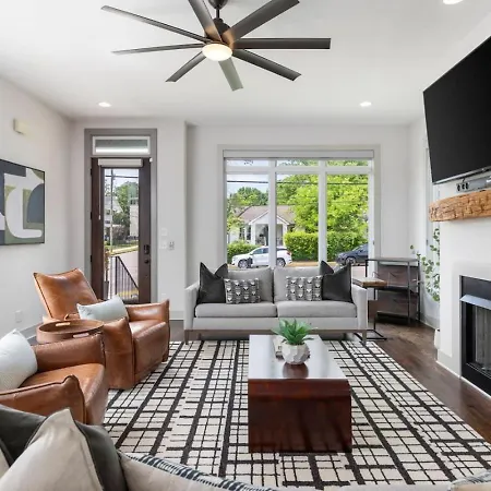 Holiday home House With Rooftop Patio, Next To A Park, 3 Miles To Downtown