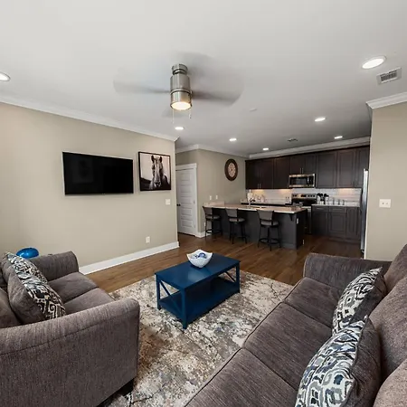 Great Location 2 Bedroom Minutes To Downtown Holiday home *
