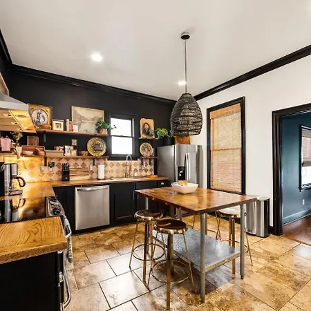 Charming East Mins From Downtown Holiday home *