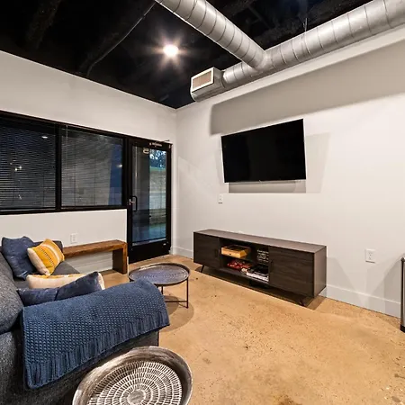Great Location Short Drive To Downtown Holiday home *