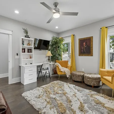 In Style Spacious Nash Near Broadway *