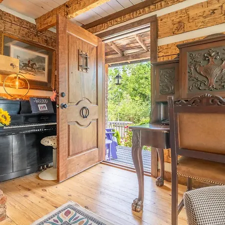The Magic Cottage- Artsy Escape With Hot Tub & Charm