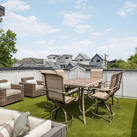 House With Rooftop Patio, Next To A Park, 3 Miles To Downtown *