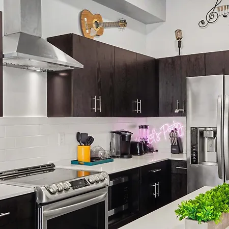 Trendy For 4 W Shared Pool Near The Gulch * Nashville