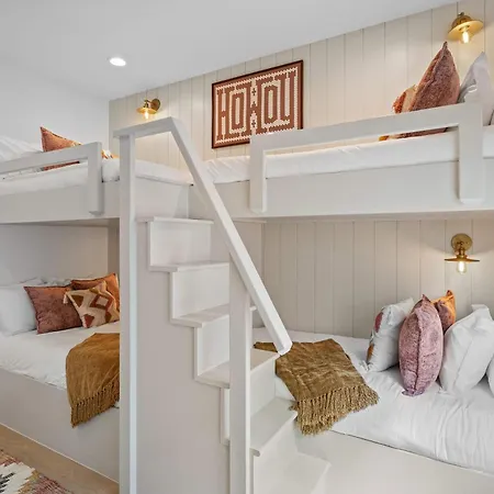 The Velvet Spur - Rooftop Retreat Near Germantown Holiday home