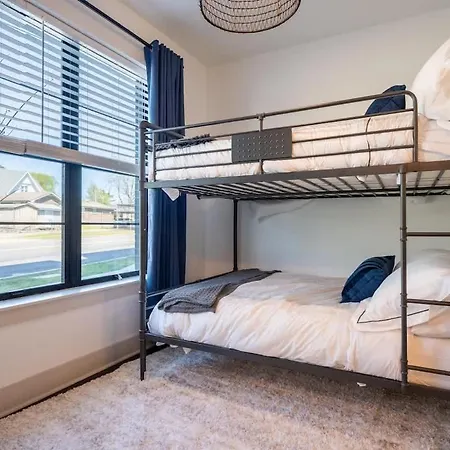 Holiday home The Jailhouse Rock By Local *