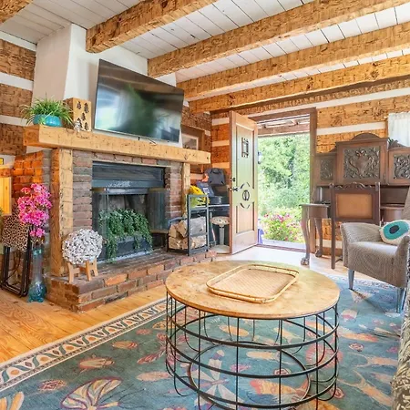 Holiday home The Magic Cottage- Artsy Escape With Hot Tub & Charm *