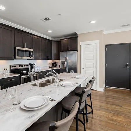 Great Location 2 Bedroom Minutes To Downtown Holiday home *