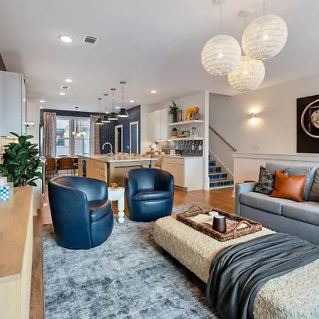 Elegant With Downtown Views Rooftop Hot Tub And Garage Holiday home *
