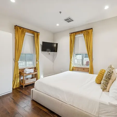 Holiday home Luxury 2br Midtown Near Broadway & Pool *