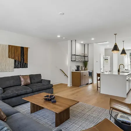 Contemporary Townhome Rooftop Hot Tub & Fireplace Holiday home Nashville