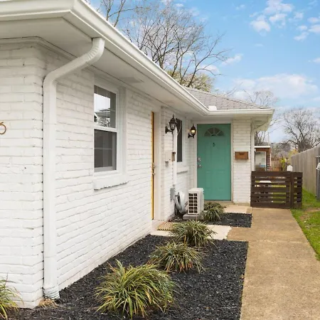 Holiday home With Fenced In Yard And Firepit, Walk To Coffee And Food Nashville