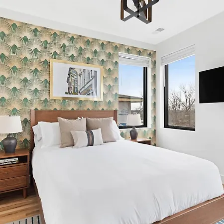 The Banjo - 5 Mins To Broadway - Rooftop Holiday home *
