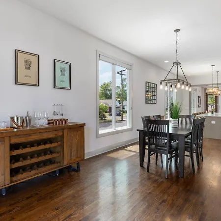 House With Rooftop Patio, Next To A Park, 3 Miles To Downtown Holiday home Nashville