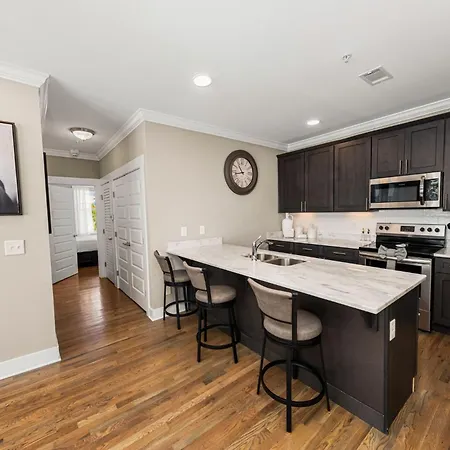 Great Location 2 Bedroom Minutes To Downtown