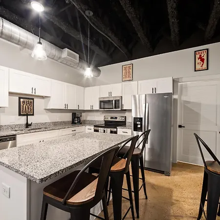Great Location Short Drive To Downtown Holiday home *