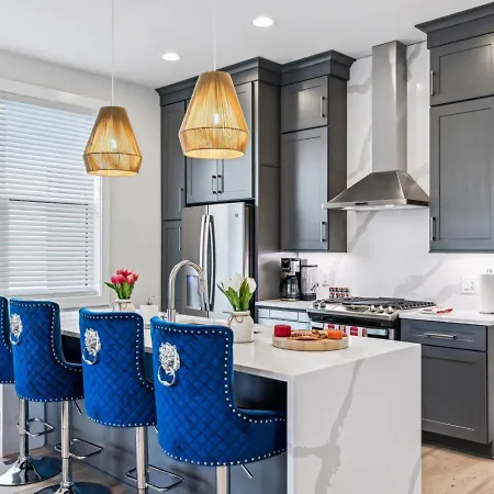 Downtown Hangout With Hot Tub Holiday home