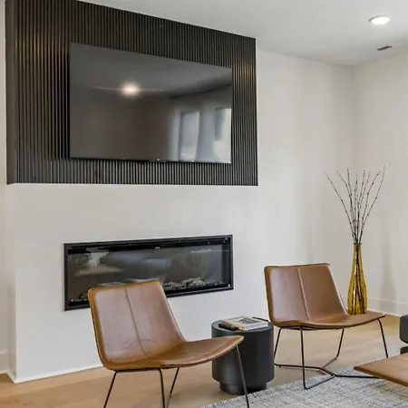 Contemporary Townhome Rooftop Hot Tub & Fireplace Holiday home