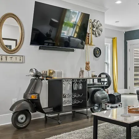 In Style Spacious Nash Near Broadway *