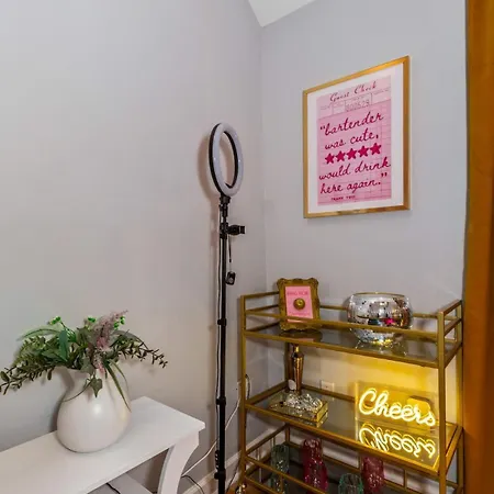 Lainey's Loft By Local Holiday home *