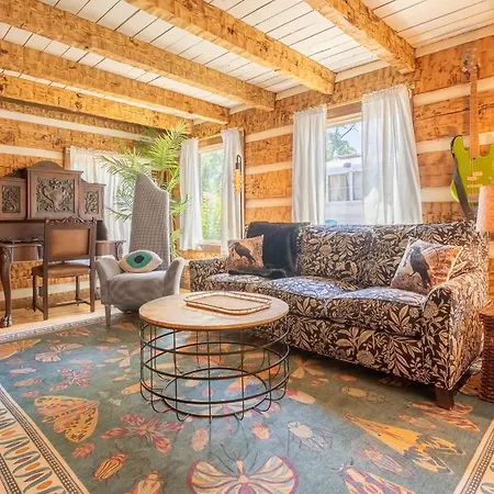 The Magic Cottage- Artsy Escape With Hot Tub & Charm Holiday home *