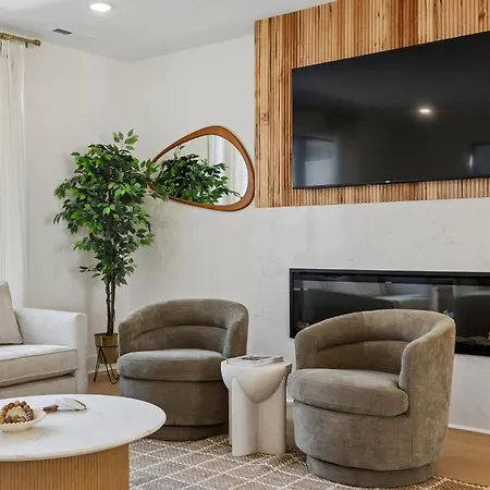 Fancy Townhouse With Rooftop Hot Tub & Fireplace Nashville