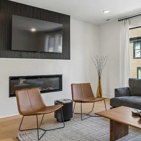 Holiday home Contemporary Townhome Rooftop Hot Tub & Fireplace