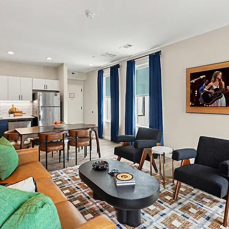 Harmony - Pool & Gym - Walk To Broadway Holiday home