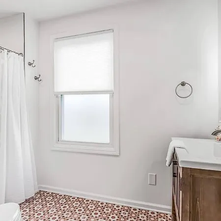 Charming Spacious - 10 Mins To Downtown Holiday home *