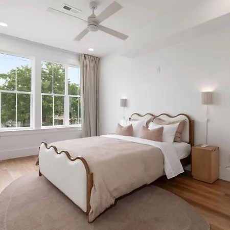 Holiday home 12 South With Rooftop Sauna, Wet Bar, And Two Car Garage Nashville