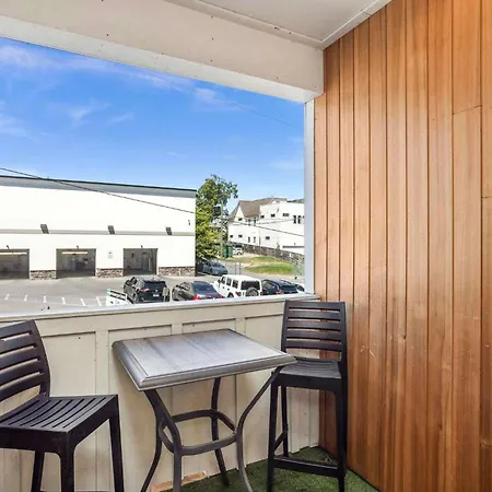 2 Units Sleeps 24 Nashville's Location Holiday home