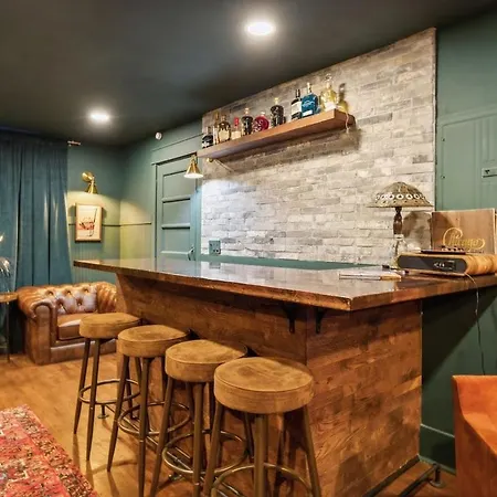 Speakeasy. East Nash. Hot Tub. Mins To Broadway Holiday home *