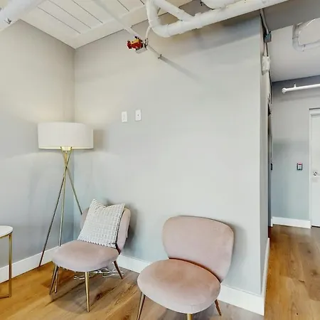 Downtown West End Retreat Near Broadway *