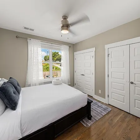 Great Location 2 Bedroom Minutes To Downtown *