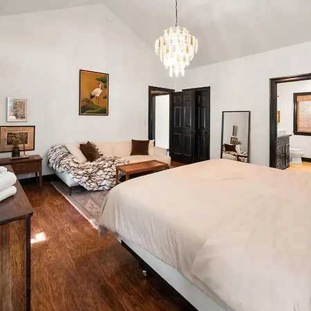 Charming East Mins From Downtown Holiday home