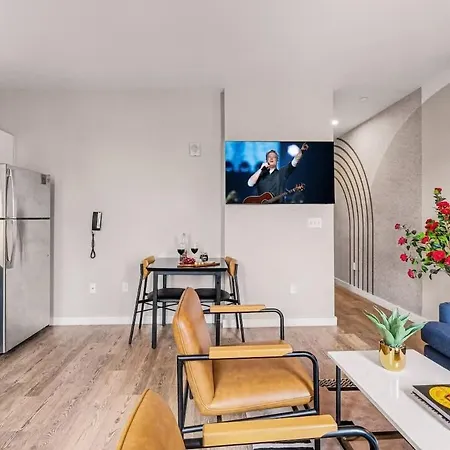 Holiday home Muse - Pool & Gym - Walk To Broadway