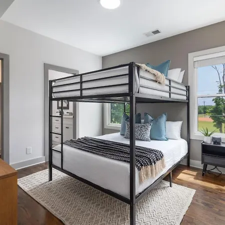 House With Rooftop Patio, Next To A Park, 3 Miles To Downtown