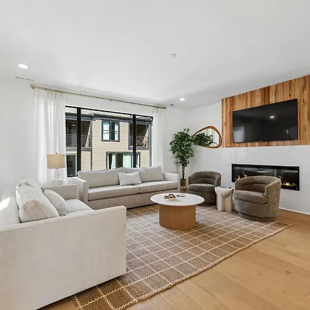 Holiday home Fancy Townhouse With Rooftop Hot Tub & Fireplace *