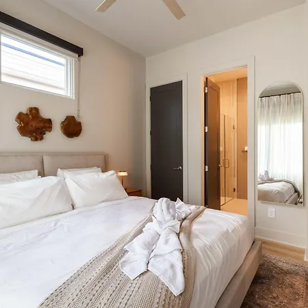 Holiday home Heated Pool + Hot Tub + Sauna • 7 Min To Broadway