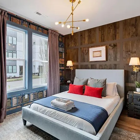 Holiday home Elegant With Downtown Views Rooftop Hot Tub And Garage *