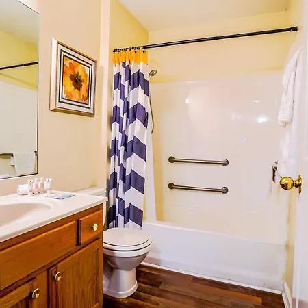 Half Of Duplex Just 2 Blocks From Hadley Park Holiday home