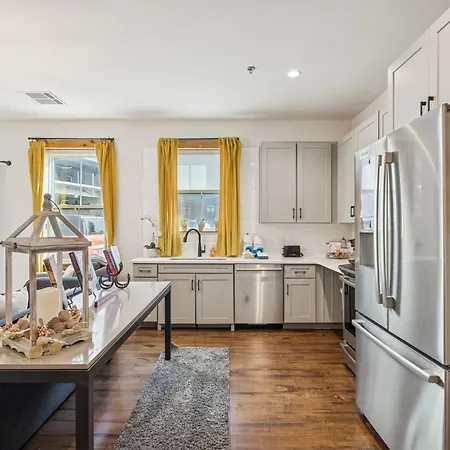 Luxury 2br Midtown Near Broadway & Pool Holiday home