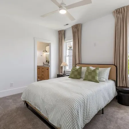 Holiday home 12 South With Rooftop Sauna, Wet Bar, And Two Car Garage