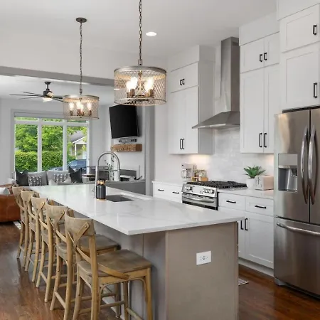 House With Rooftop Patio, Next To A Park, 3 Miles To Downtown Holiday home *