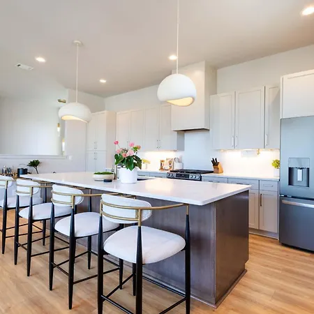 The Amenities | Heated Pool | 7 Mins-broadway *