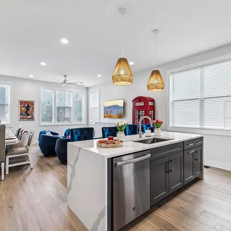 Downtown Hangout With Hot Tub Holiday home