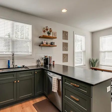 Holiday home 4 Mi To Broadway: Chic Townhome W/ Office!