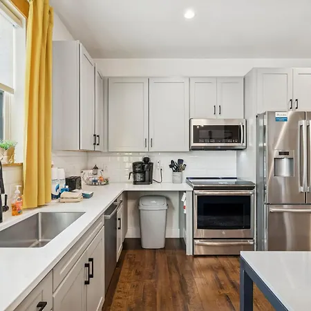 Holiday home Luxury 2br Midtown Near Broadway & Pool *